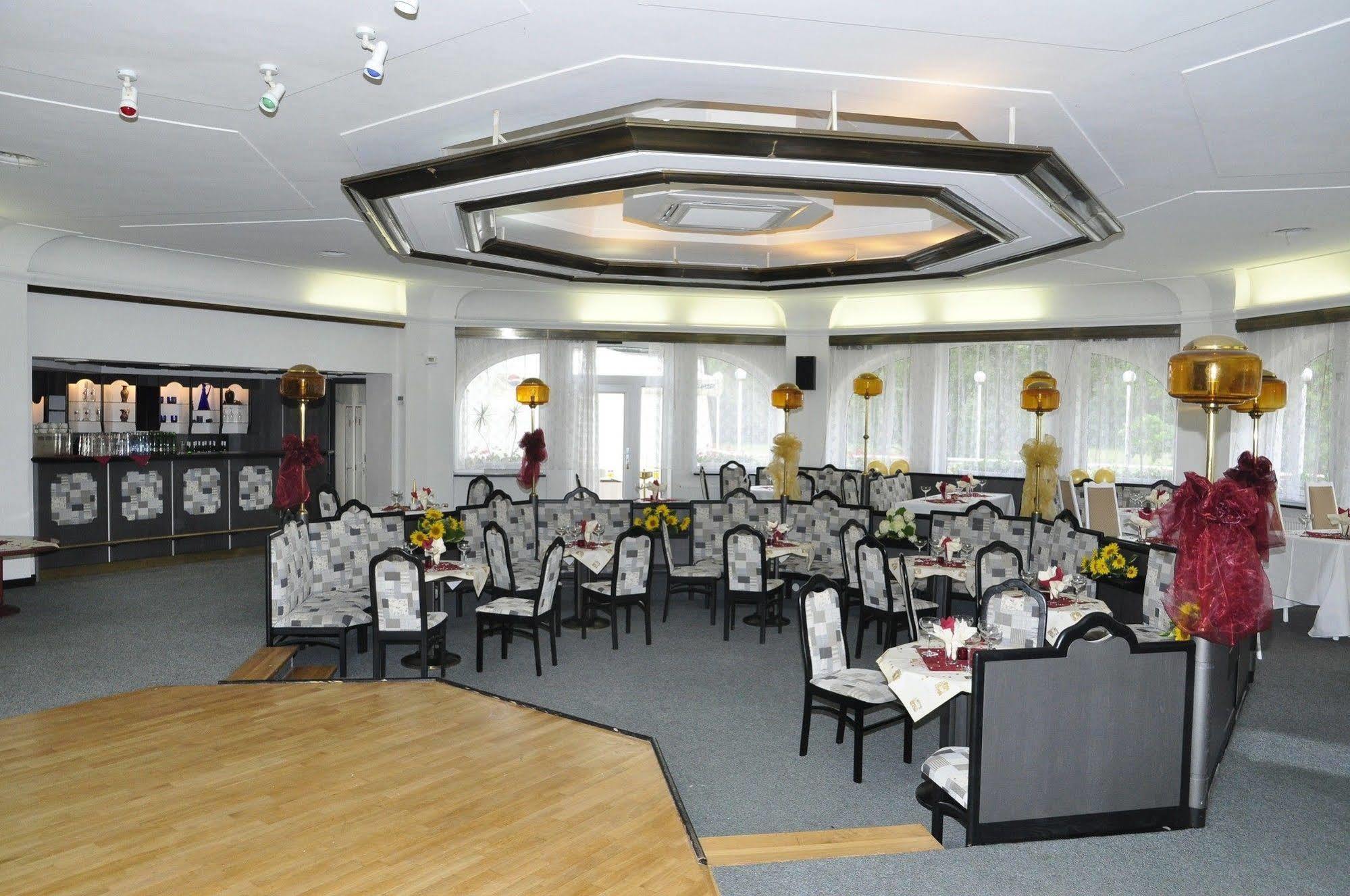 Hotel Ostrov Nymburk Εξωτερικό φωτογραφία
