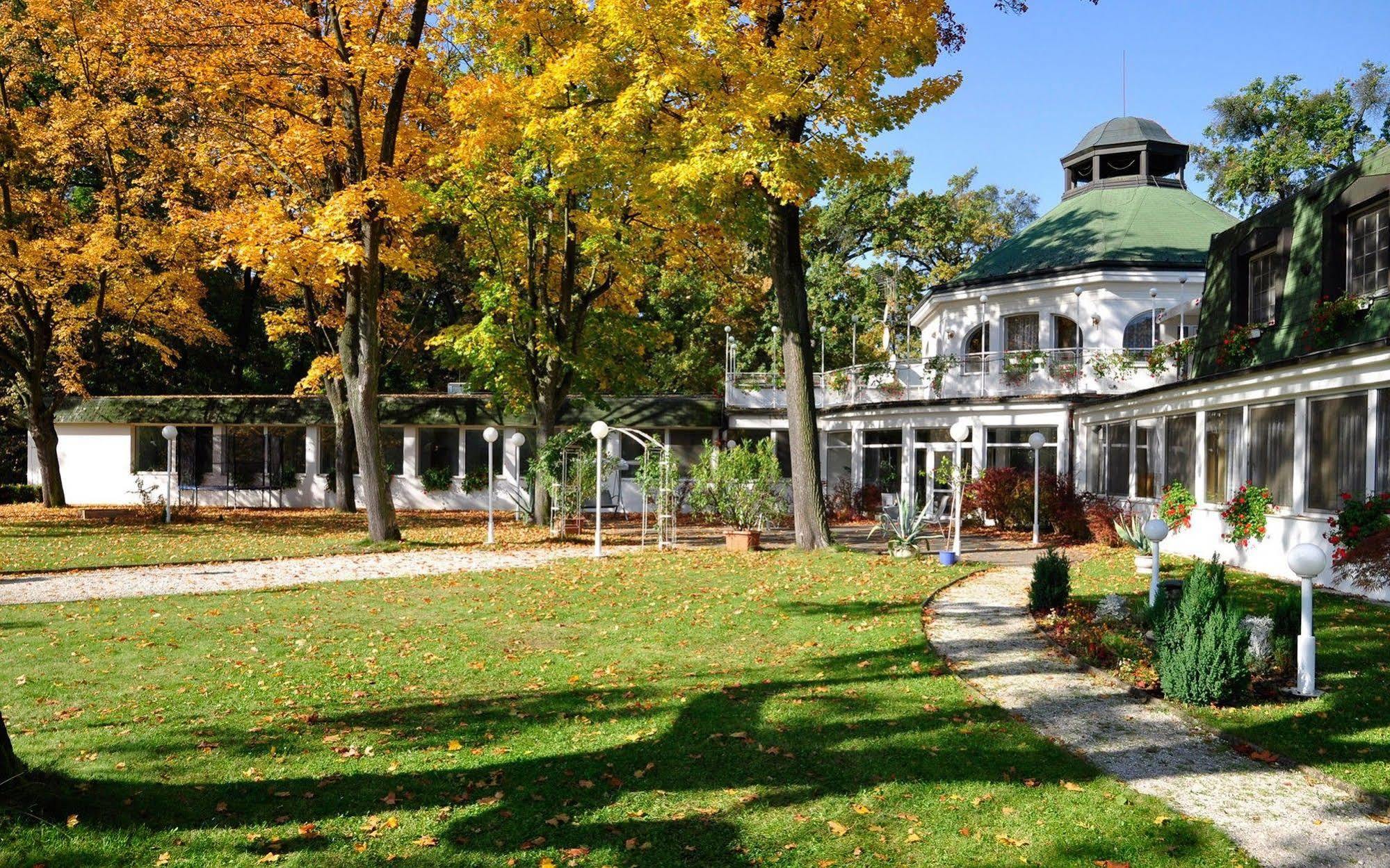 Hotel Ostrov Nymburk Εξωτερικό φωτογραφία